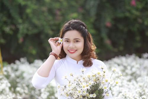 Chân dung vợ kém 10 tuổi của MC Lê Anh