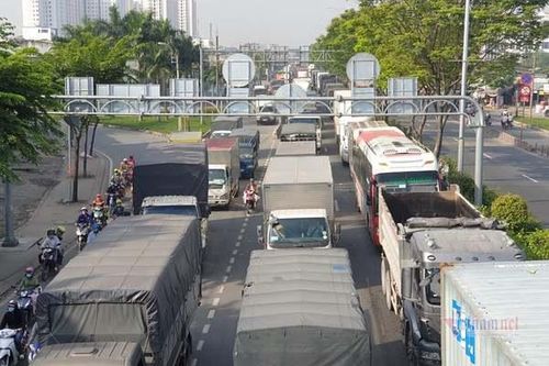 Xe tải tông văng dải phân cách trên QL1, giao thông tê liệt nhiều giờ