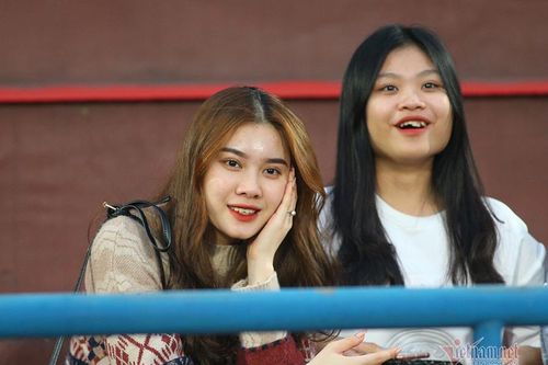 Nữ sinh Phú Thọ chờ 5 tiếng đồng hồ để gặp Công Phượng, Quang Hải