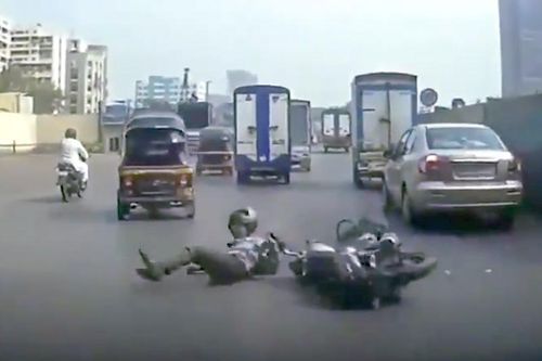 Lái xe ba bánh trả thù nguy hiểm trên phố sau va chạm với xe máy