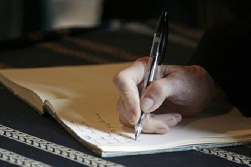 Con du học 8 năm không liên lạc, bố di chúc tài sản cho bạn bè