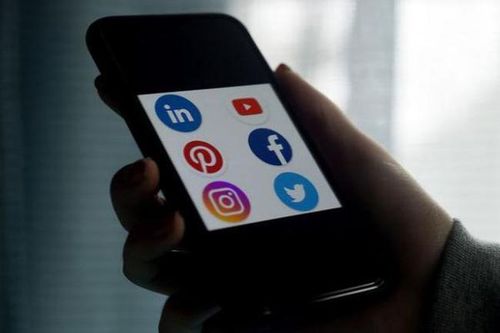 Hạ viện Nga thông qua dự luật cho phép chặn Facebook và YouTube