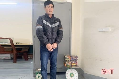 Mua hơn 7kg pháo về cất trong nhà để sử dụng