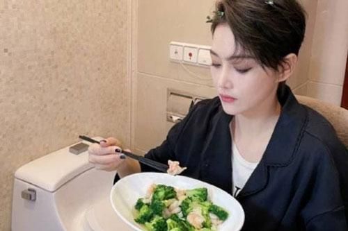 Tình địch một thời của Phạm Băng Băng ngồi ăn cạnh bồn cầu, câu chuyện thuở cơ hàn bất ngờ được nhắc lại