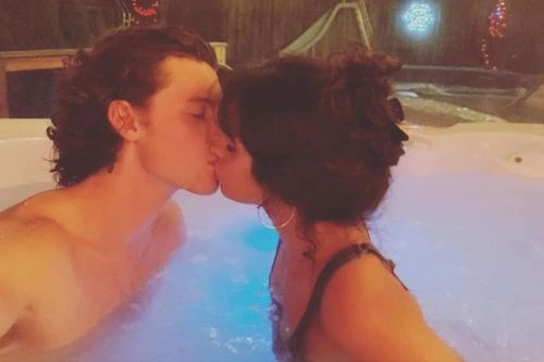Camila Cabello khóa môi Shawn Mendes đêm giáng sinh và tuyển tập 7749 khoảnh khắc hôn 'giả trân' khác