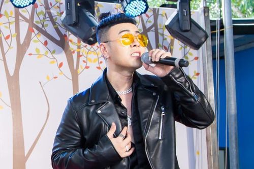 Akira Phan hát chay 'chữa cháy' sự cố sân khấu, tuyên bố không ủng hộ bãi bỏ lệnh cấm hát nhép