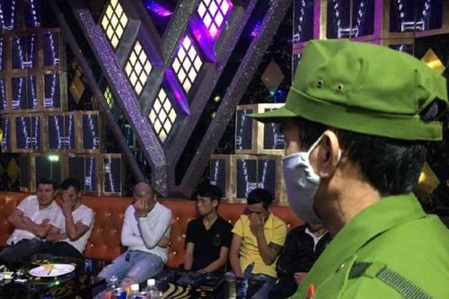 Phát hiện 27 'nam thanh nữ tú' dương tính với ma túy trong quán Karaoke