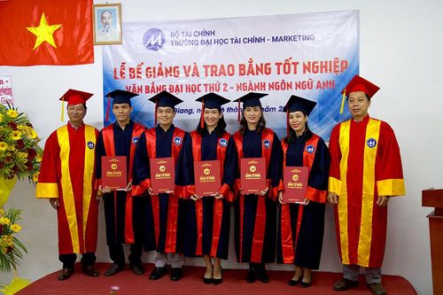 Trao bằng tốt nghiệp cho 35 tân cử nhân ngành ngôn ngữ Anh