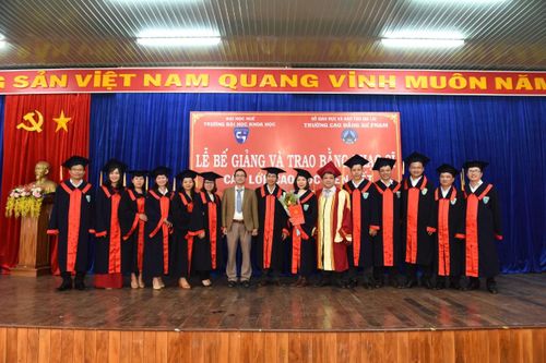 Trao bằng thạc sĩ cho 95 học viên các lớp cao học liên kết