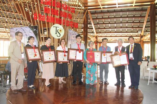 Làng nghề Trường Sơn có 10 bộ tác phẩm được trao kỷ lục Việt Nam