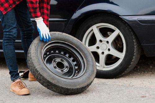 Cách thay lốp xe ô tô dự phòng khi gặp sự cố