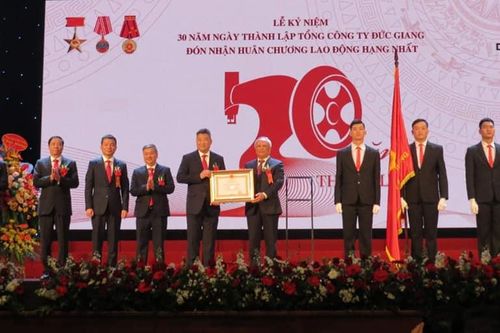 Phó Chủ tịch Quốc hội Uông Chu Lưu: Tổng Công ty Đức Giang cần khẳng định vị thế đứng đầu về sản xuất dệt may thời trang Việt Nam