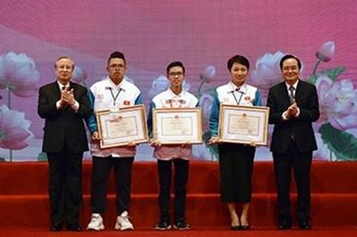 Tuyên dương 130 học sinh, sinh viên xuất sắc tiểu biểu học tập và làm theo lời Bác