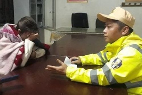 CSGT cứu người lao xuống sông Hương tự vẫn