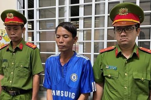 Bắt kẻ có 6 tiền án, chuyên bám theo chị em để giật dây chuyền