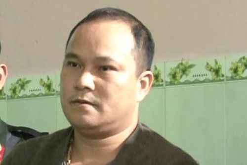 Khám xét nơi ở kẻ đánh công nhân thu gom rác, lòi ra 'kho' đao kiếm
