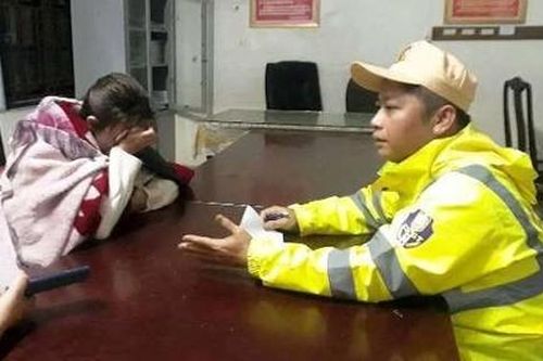 Công an lao mình xuống sông cứu người trong đêm Giáng sinh