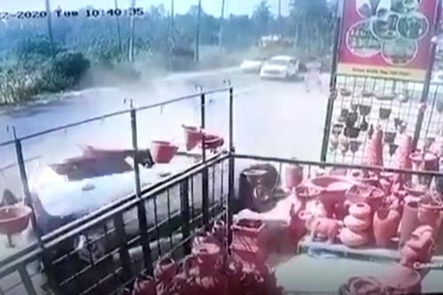 Ô tô mất lái lộn nhiều vòng trên đường, tài xế thoát chết