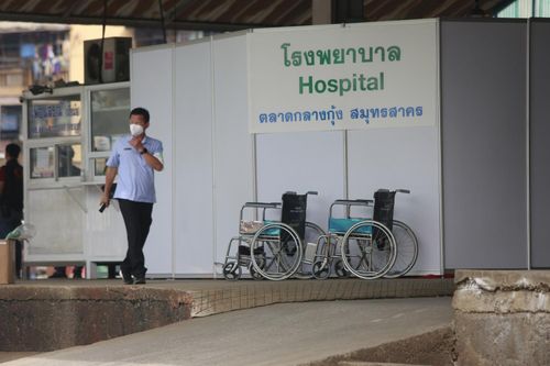 Người dân Thái Lan chặn xe quân đội vào bệnh viện dã chiến ở tỉnh Samut Sakhon