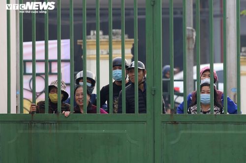 CĐV Phú Thọ ngóng qua khe cửa, xem tuyển Việt Nam tập luyện