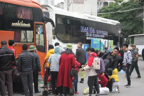 Dịp Tết: Không thiếu tàu xe, giá vé máy bay không đắt nếu mua sớm