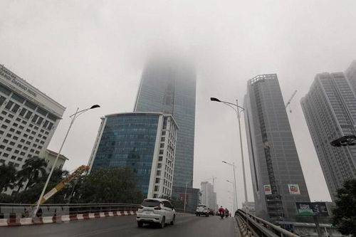 Hà Nội mờ mịt sương, không khí bị ô nhiễm