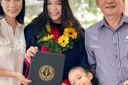 Á hậu Trịnh Kim Chi hạnh phúc giản đơn bên chồng doanh nhân và hai cô con gái thông minh, xinh đẹp