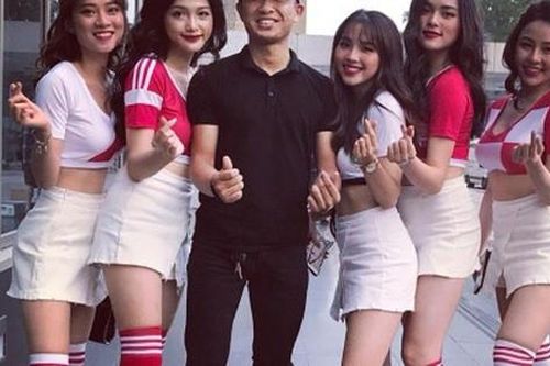 Cuộc sống của chàng trai chạy theo xe buýt Arsenal từng làm dậy sóng người hâm mộ thế giới 7 năm trước bây giờ ra sao?