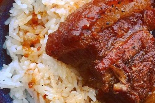 Trước khi kho thêm thao tác tưởng kỳ lạ này, thịt trong vắt, mềm thơm, tan trong miệng