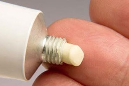 Có nên bôi mỡ tetracyclin trị khô da?