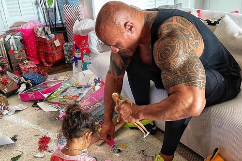 The Rock đăng ảnh bên con gái trong kỳ nghỉ Giáng sinh