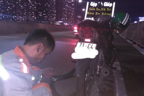 Chàng trai được người lạ sửa xe miễn phí trên cầu Sài Gòn