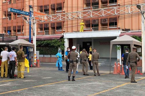 Một người nhảy lầu tử vong khi đang cách ly ngừa Covid-19 ở Bangkok