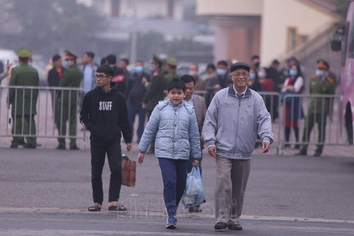 Người dân Phú Thọ hào hứng tới sân xem Quang Hải và Công Phượng thi đấu