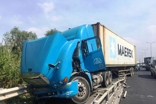 Tai nạn giao thông mới nhất hôm nay 27/12: Ô tô biển xanh đâm xe container khiến 2 người chết