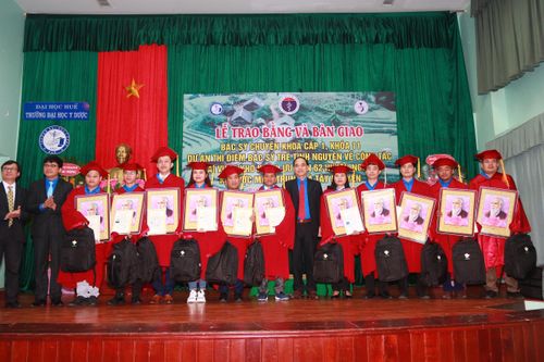 Bàn giao 33 bác sĩ trẻ tình nguyện về vùng khó khăn