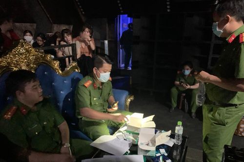 Bình Dương: Phát hiện 55 người trong quán bar dương tính ma túy