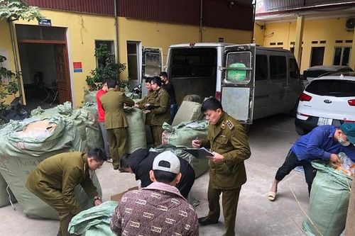 Phát hiện xe khách chở hàng tấn áo ấm, đồ gia dụng không rõ nguồn gốc