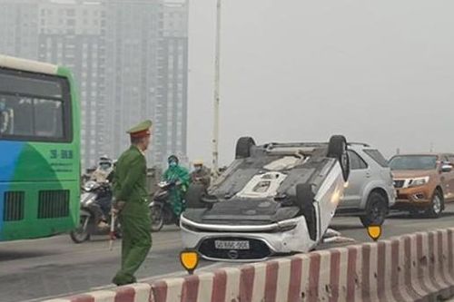 Ô tô con lật ngửa trên cầu Vĩnh Tuy, nữ tài xế nhập viện cấp cứu