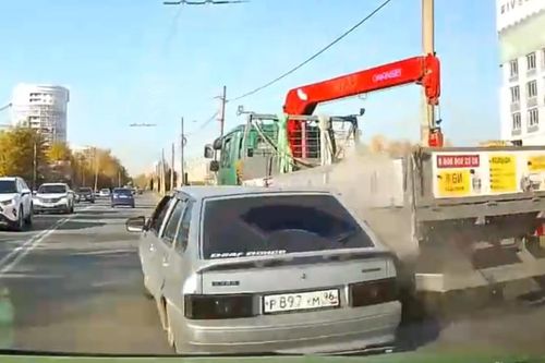 Vượt xe vội vàng, sedan phải nhận 'cái kết đắng'