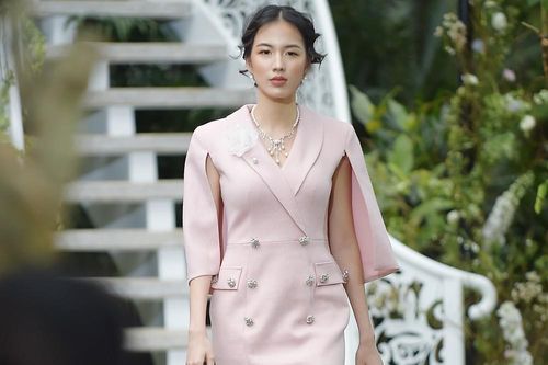 Chủ hiệu thời trang 9X làm người mẫu