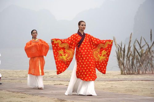 Festival Áo dài: Thả dáng kiêu sa bên bờ vịnh Bái Tử Long