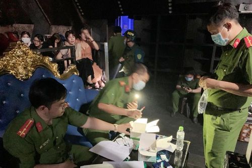 Đột kích quán bar ở Bình Dương, phát hiện hàng chục nam nữ phê ma túy
