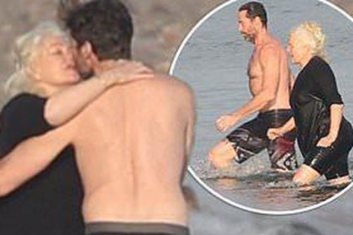 'Người sói' Hugh Jackman cơ bắp rắn rỏi tuổi 52, ôm hôn bà xã U70 ở biển