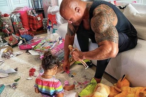 The Rock chơi búp bê Barbie với con gái gây bão mạng