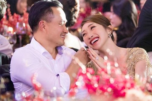 Chi Bảo và bạn gái kém 16 tuổi tình tứ