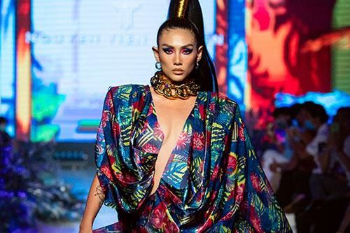 Võ Hoàng Yến hở bạo trên sàn diễn