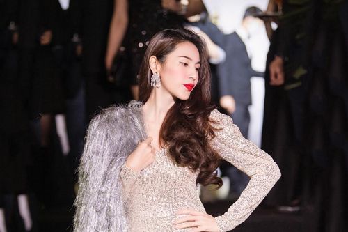 Thủy Tiên gợi cảm hơn bao giờ hết với váy sequin siêu ngắn, khoe cặp giò 'cực phẩm'