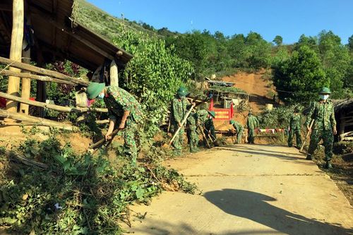 Những người mang xuân sớm về bản