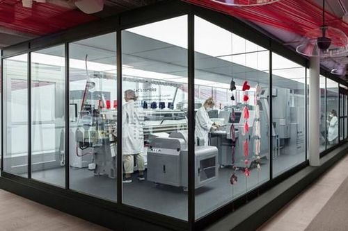 H&M ra mắt hệ thống tái chế hàng may mặc tại cửa hàng ở Thụy Điển